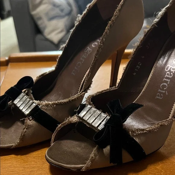 Pedro Garcia Crystal Satin Black and Tan Peep-Toe Heels w/Velvet Bows - Sz. 39.5 - Picture 7 of 9